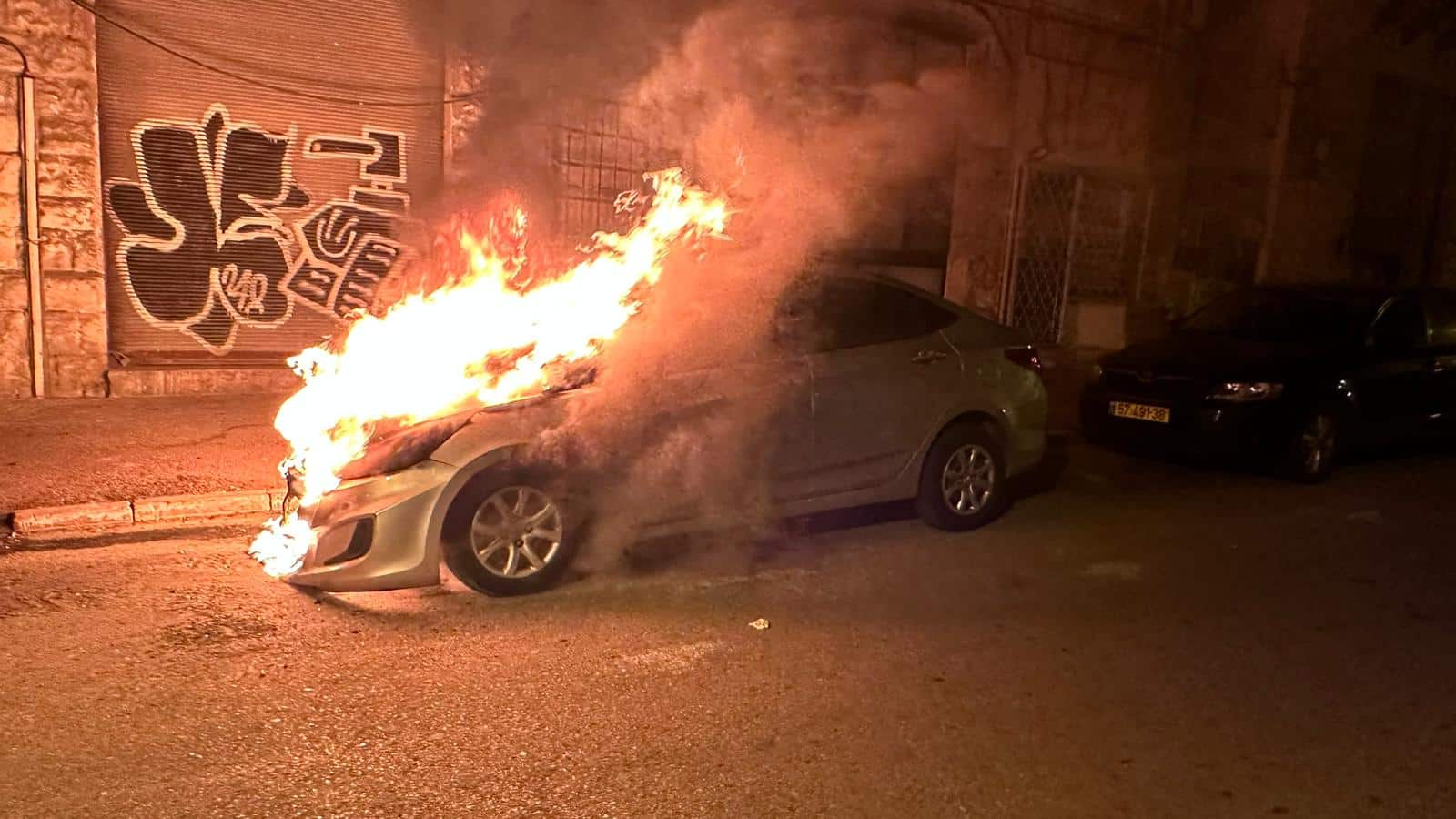 תופעת שריפת הרכבים בלילה: כיבוי רכב בוער בחיפה