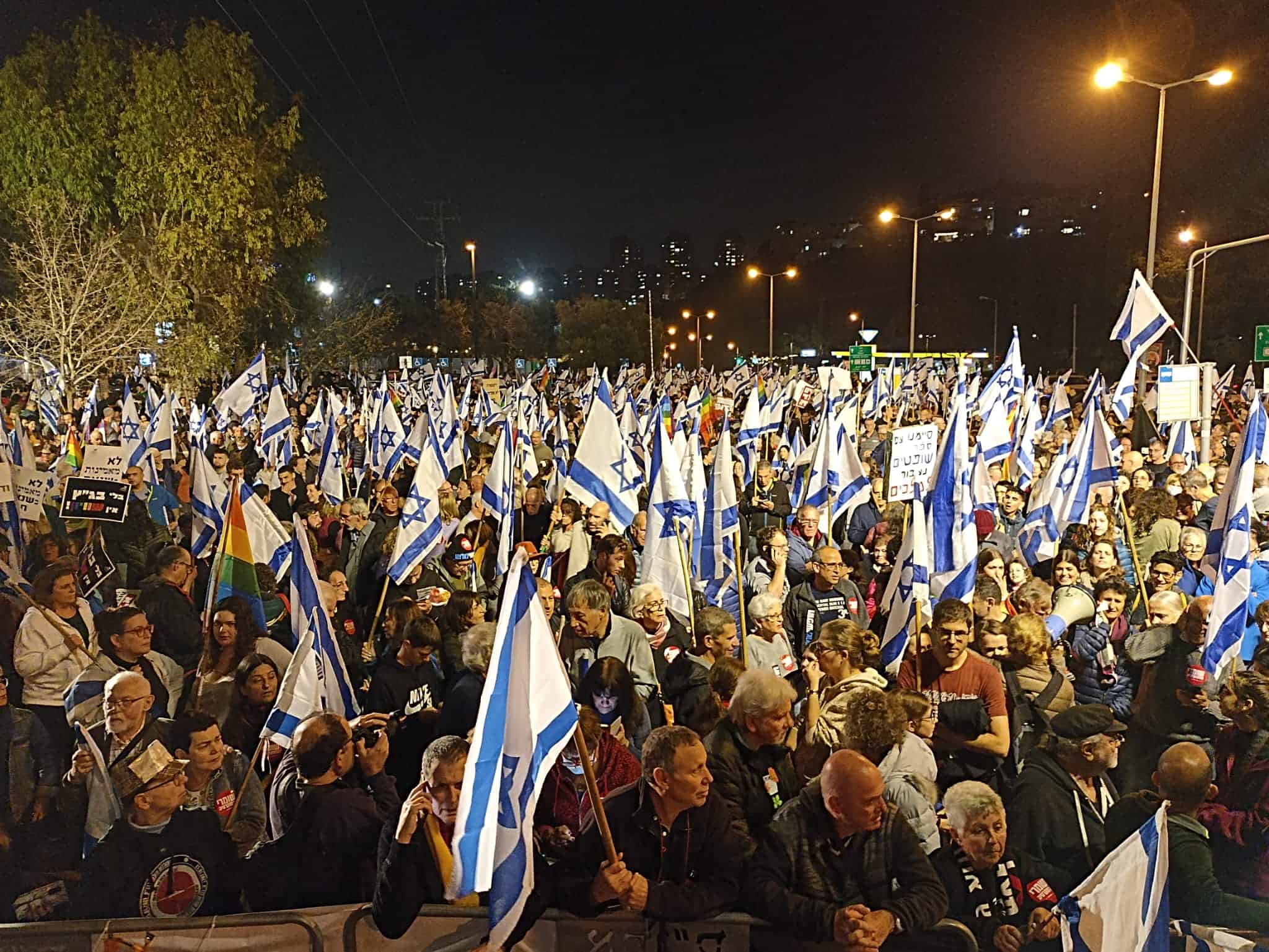למרות הטבח בירושלים הפגנה בחיפה | יאיר לפיד ביטל השתתפותו