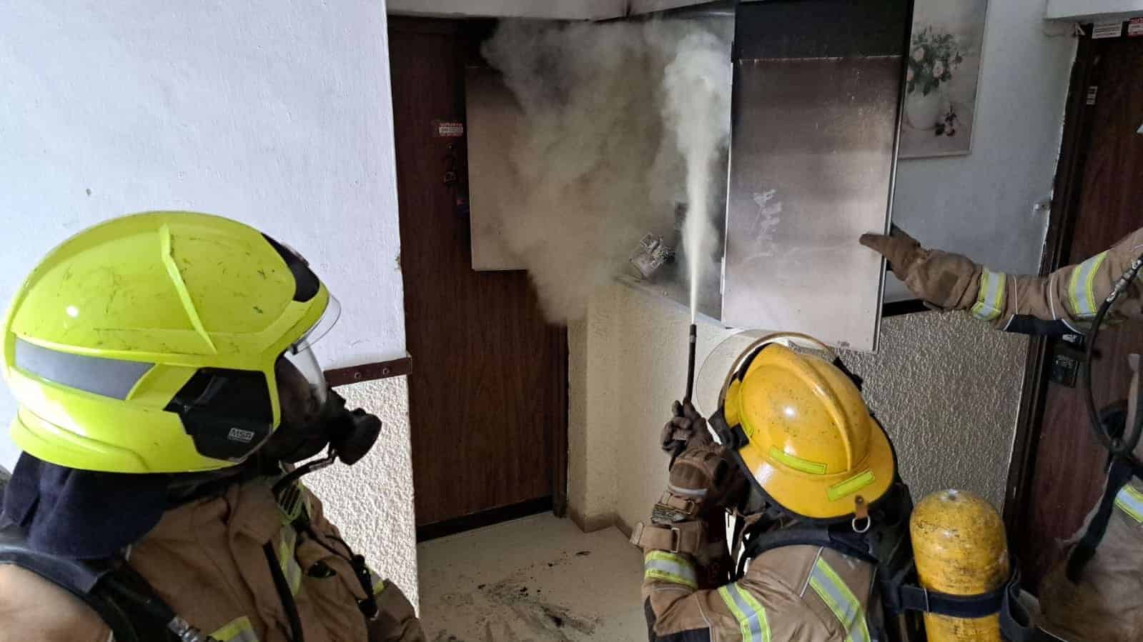 שריפת ארון חשמל בחדר מדרגות של מבנה מגורים בחיפה