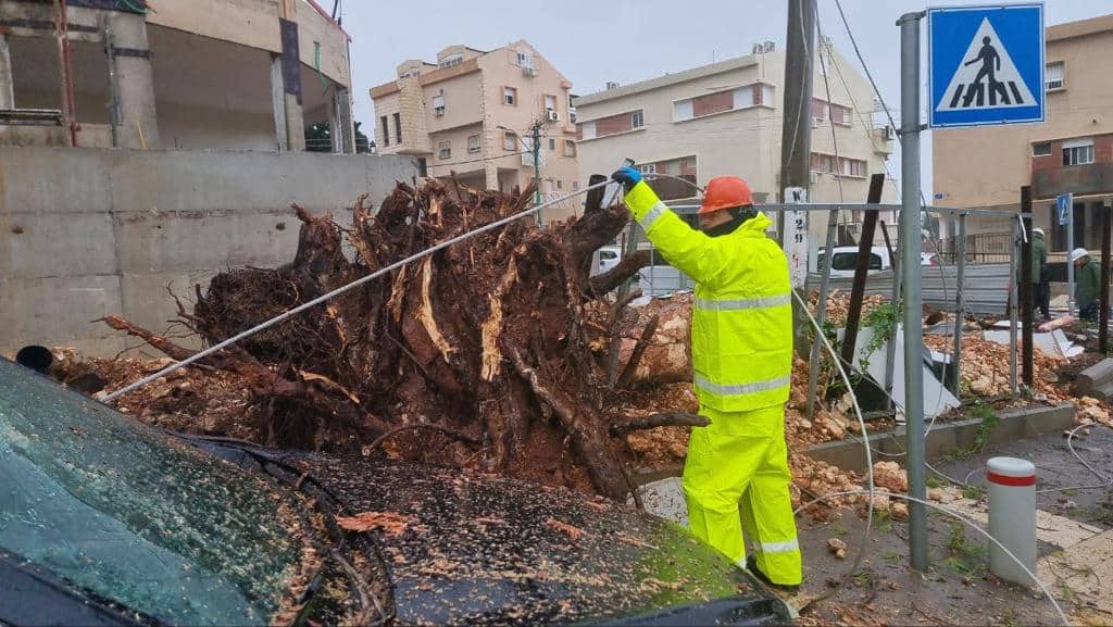 הסערה "ברברה" מכה בחיפה: כבלי חשמל נותקו בדרך הים | צפו