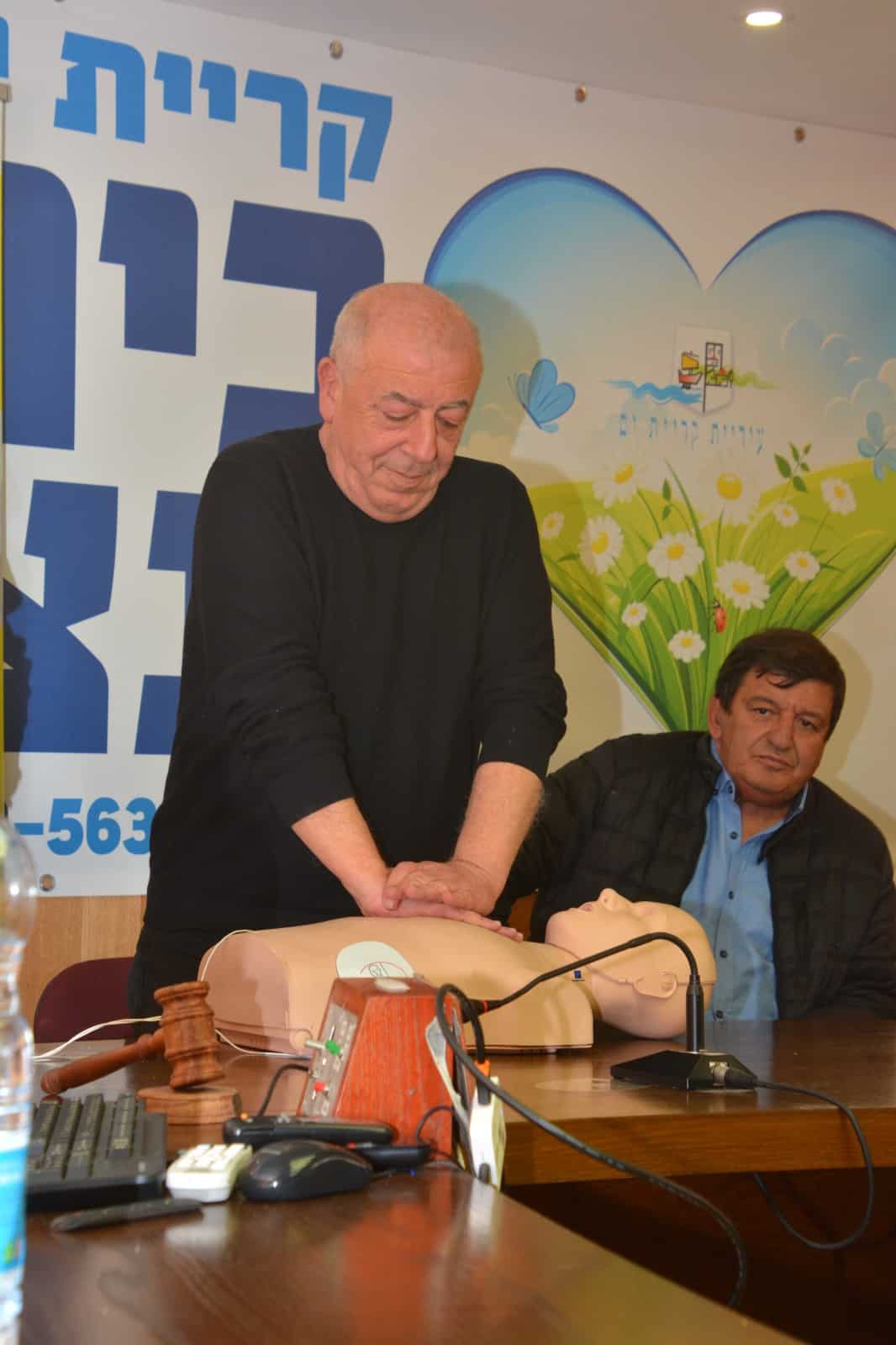 ראש עיריית קריית ים דוד אבן צור לומד להציל חיים