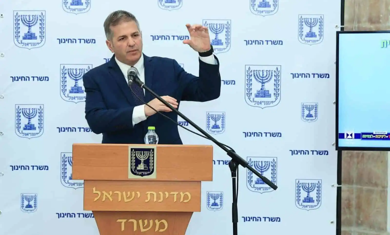 מחזה חריג בטכניון: תליון בדמות "פלסטין השלמה" הוצג באירוע רשמי, הדוכן נסגר והוצא מהקמפוס | צפו 2 WhatsApp Image 2023 03 19 at 21.10.05 1 e1692971386195