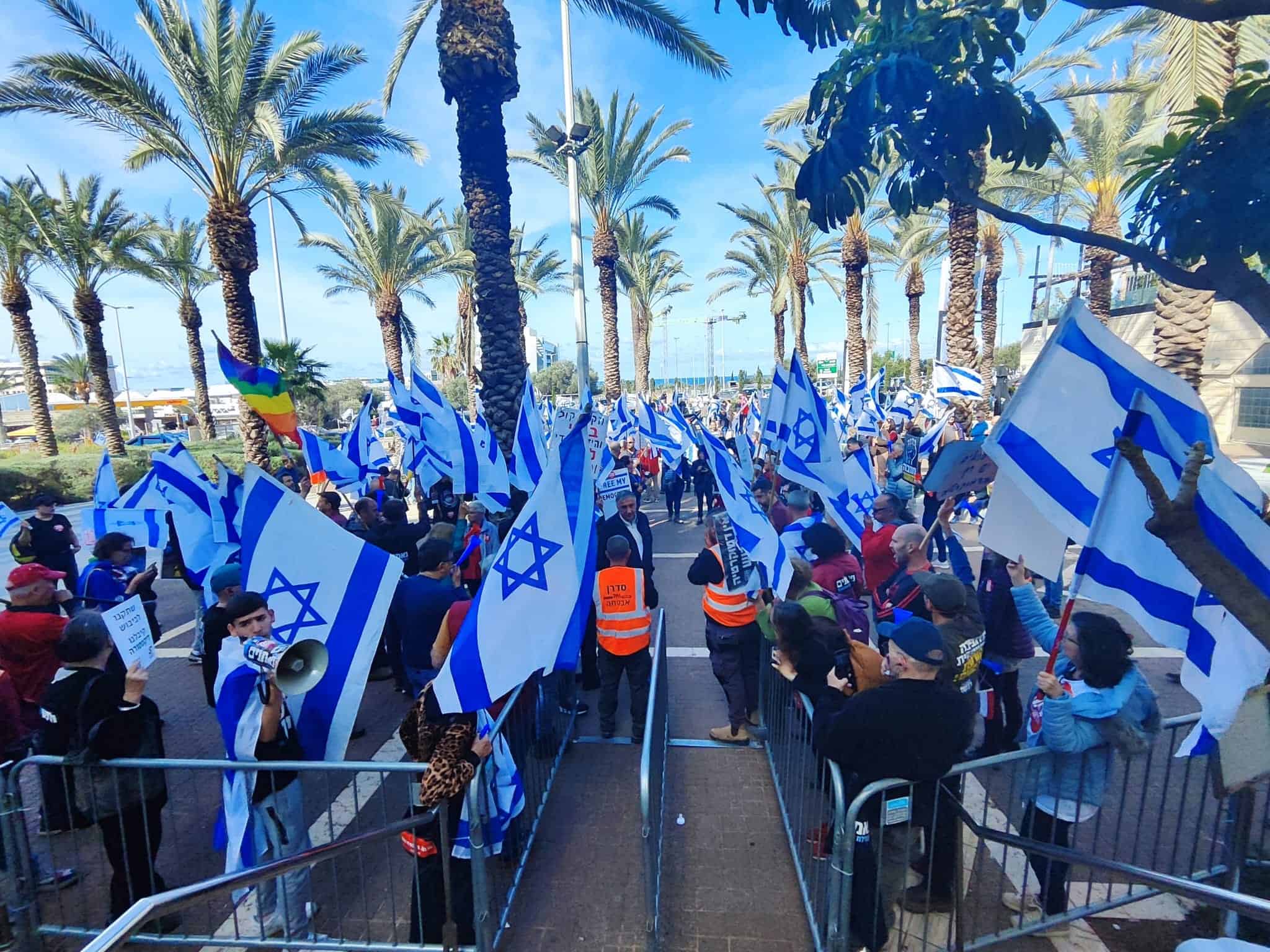 וועידת המפרץ בחיפה נפתחה בצל הפגנה גדולה | צפו בסיקור