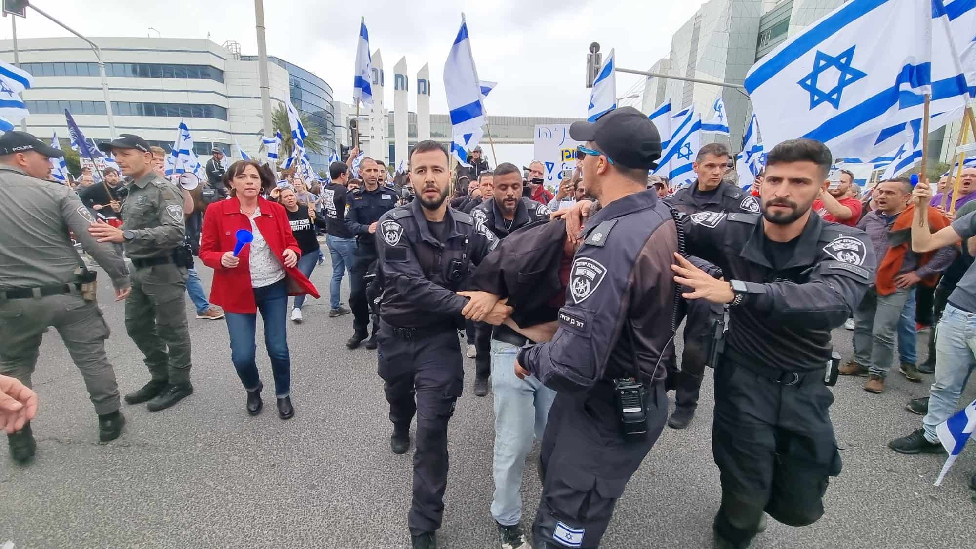האלימות בהפגנות: עצורים בהפרות סדר בצומת מת”מ חיפה | צפו