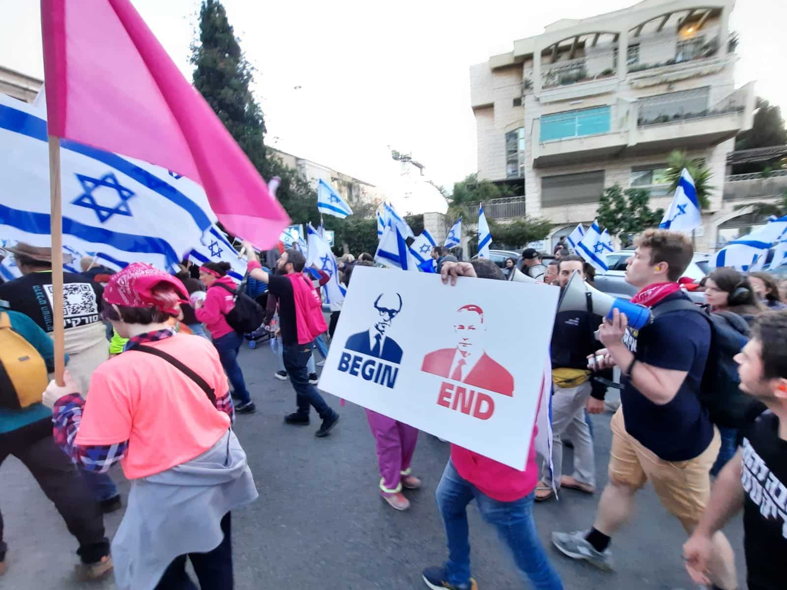 צפו בהפגנה בחיפה: “אין דמוקרטיה בלי סיום הכיבוש” | מפגין נעצר עם דגל פלסטין