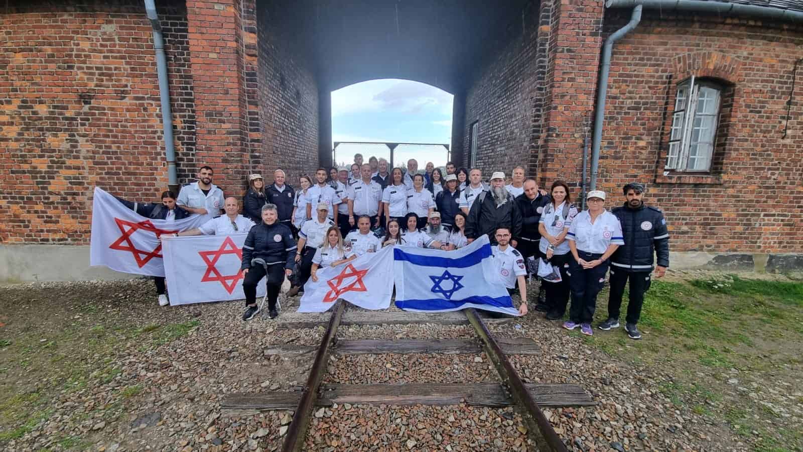 עשרות מתנדבי ועובדי מדא צעדו בשבילי ההיסטוריה היהודית בפולין צילום דוברות מדא 1