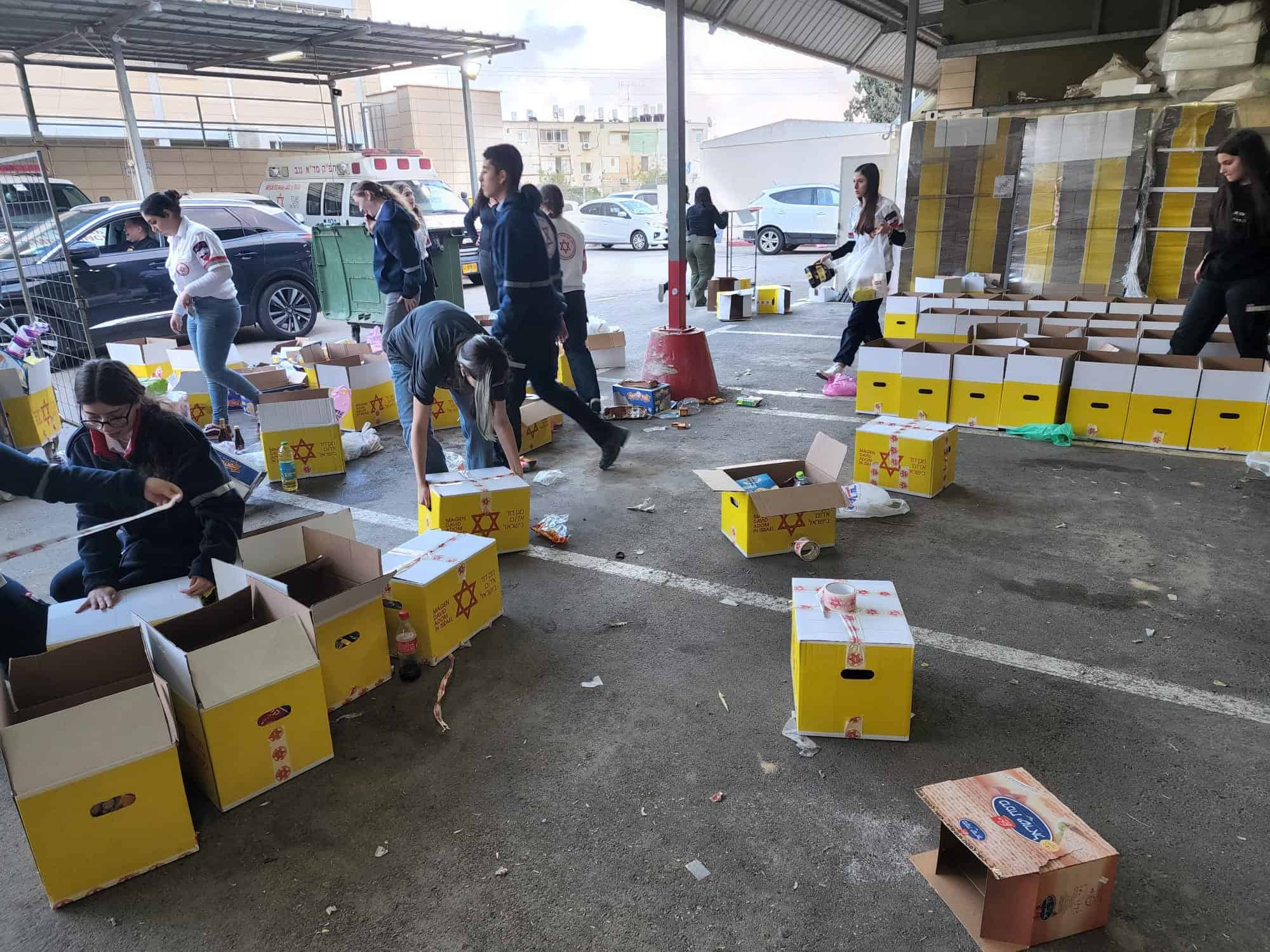 קמחא דפסחא מתנדבי מדא מתחנת באר שבע אורזים חבילות מזון צילום דוברות מדא 1