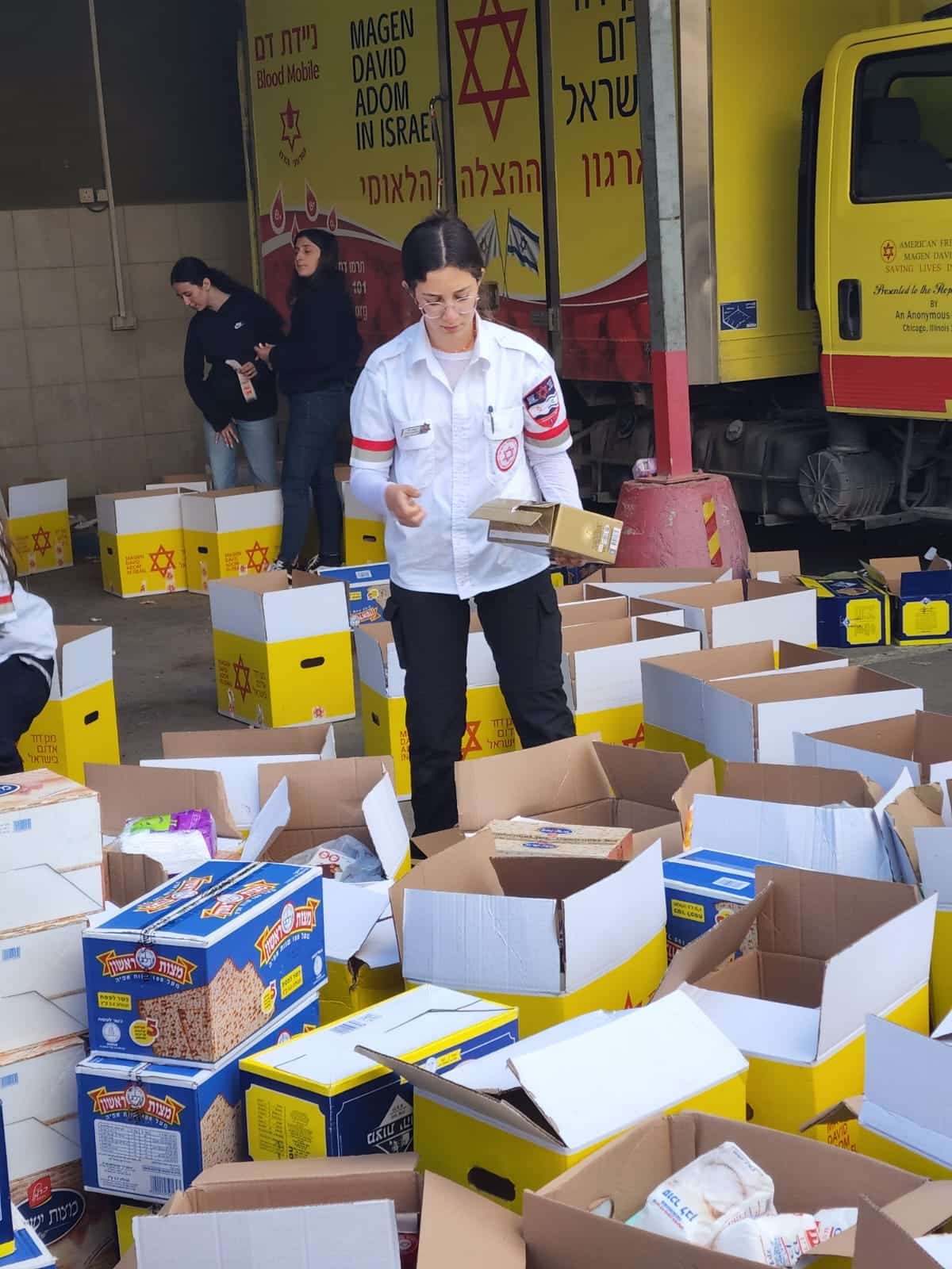 קמחא דפסחא מתנדבי מדא מתחנת באר שבע אורזים חבילות מזון צילום דוברות מדא 3