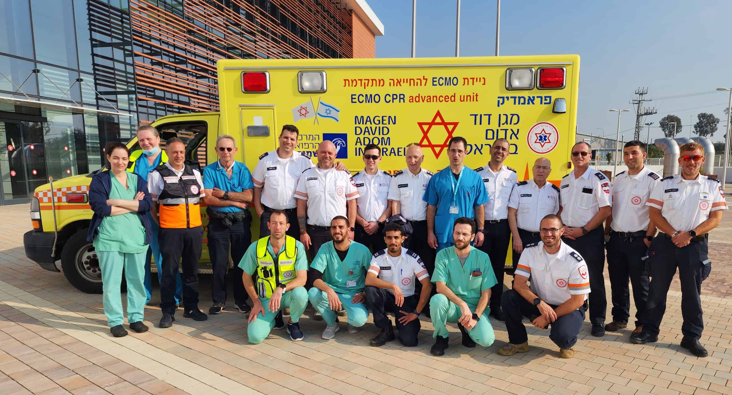 לראשונה בישראל ניידת חדישה תחבר מטופלים שלקו בדום לב לאקמו מכונת לב ריאה בתנאים מורכבים מחוץ לבית החולים צילום דוברות מדא יולי 2023 6 scaled