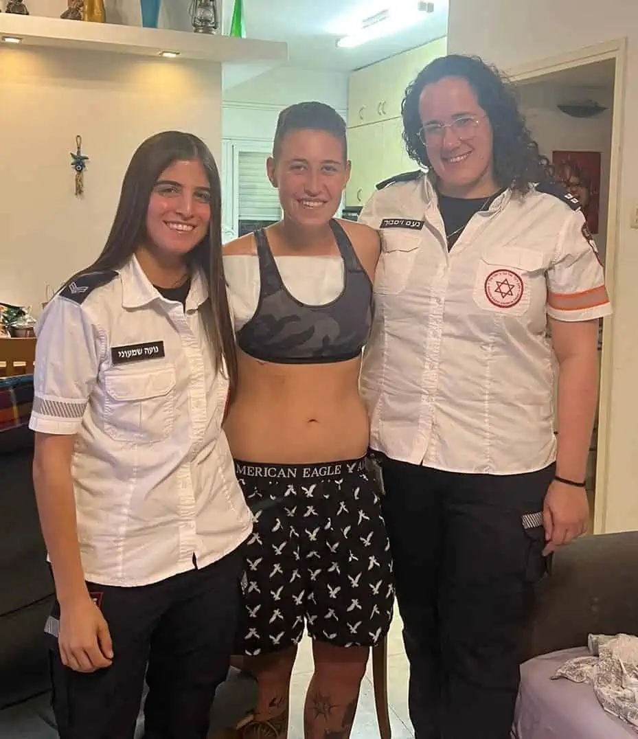 החיפאית שניצלה ממסיבת הטבח נפגשה עם המחלצים 1 נעמה גל יחד עם פראמדיקית מדא נעם ויסבוך וחובשת רפואת חירום במדא נועה שמעוני צילום דוברות מדא 1