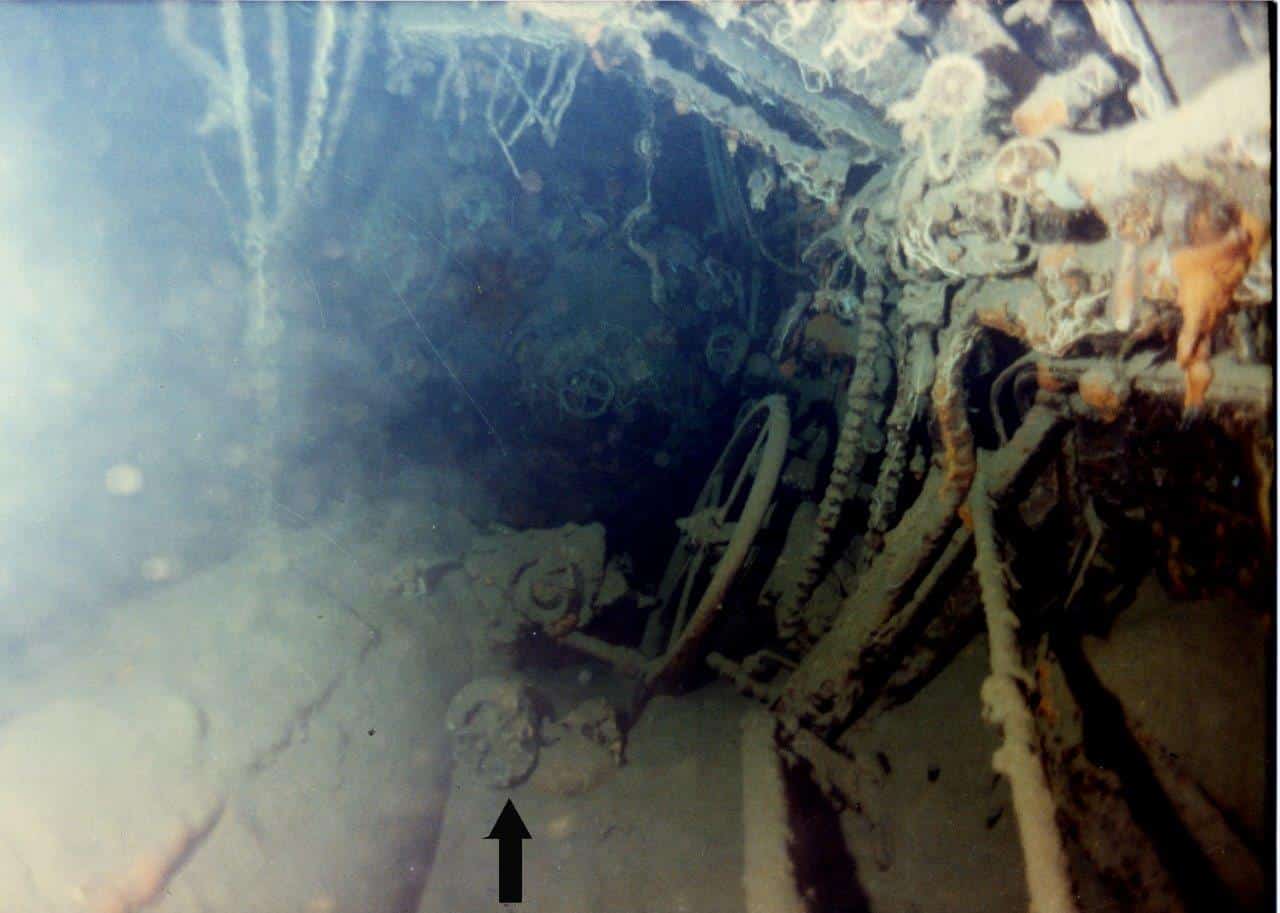 הצוללת שירה חדר הטורפדו האחורי ועצמות אדם צילום אהוד גלילי 1982