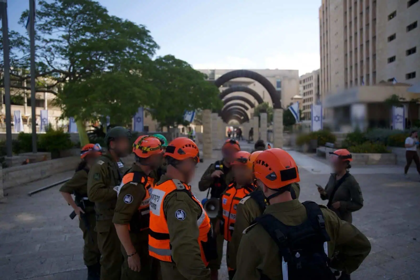 רחוב העצמאות סגור לתנועת רכבים לצורך ביצוע עבודות להסרת סכנה בבניינים הסמוכים בעקבות פגיעת הטיל 1 e11352d9 134e 4b17 a6e8 2a9cf6931bf0