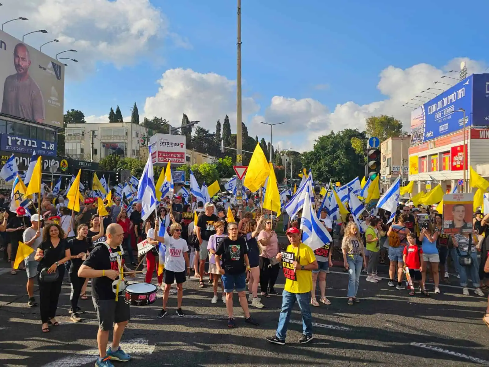 ישראל עוצרת: חסימות צמתים וכבישים בישראל | יומן מחאה 5 WhatsApp Image 2025 08 17 at 08.58.31