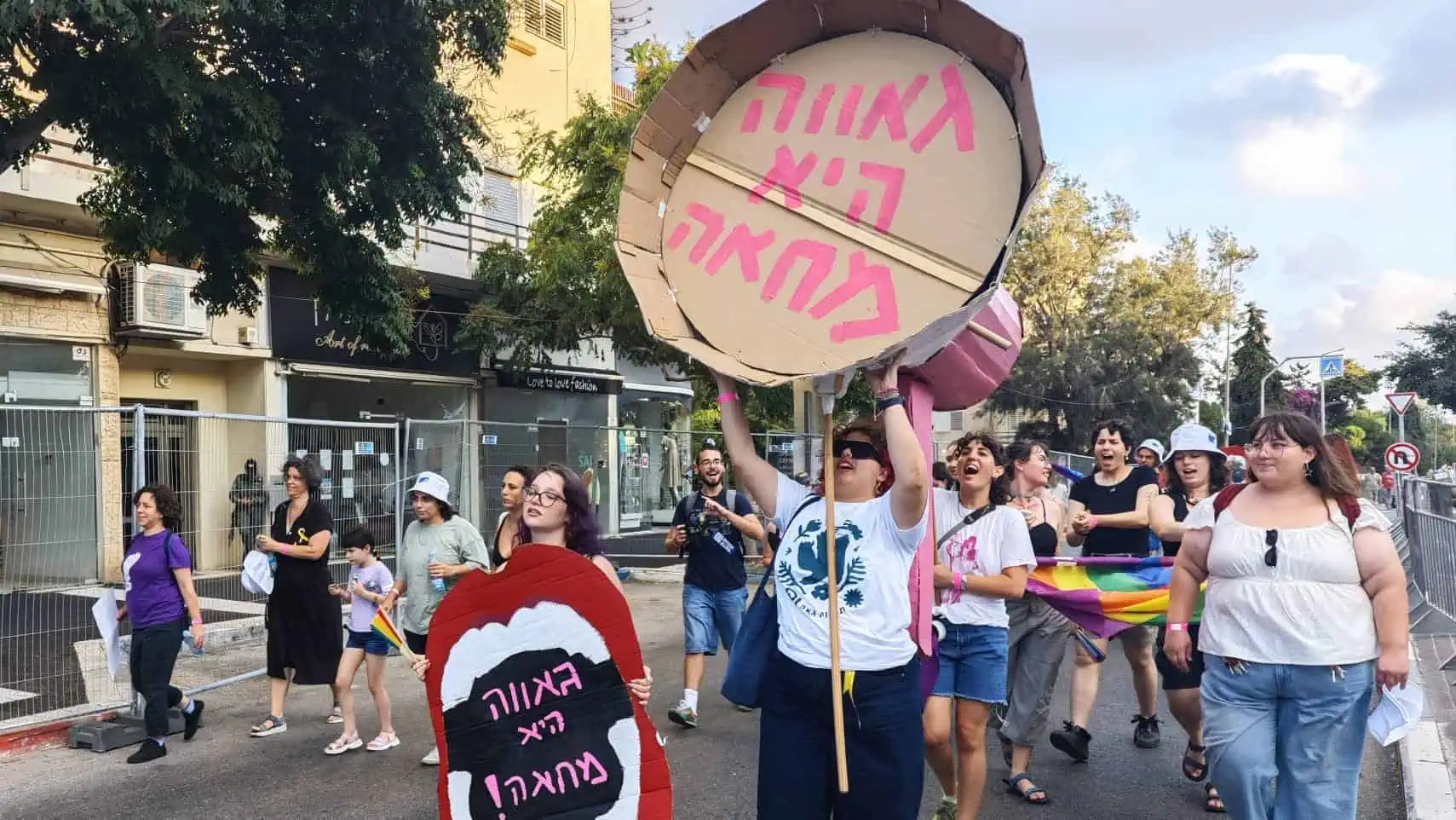 מצעד הגאווה בחיפה: פוליטיקה במקום קהילה | צפו בסיקור 4 WhatsApp Image 2025 08 27 at 19.29.48