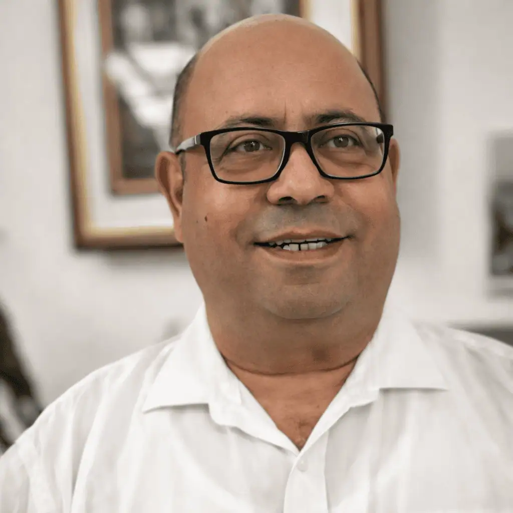 טור | רקוויאם לעשבים השוטים: בין אכיפת חוק לשיח מכליל 1 הכותב הוא, עמנואל בן סבו, מחנך, סופר עיתונאי ופובליציסט