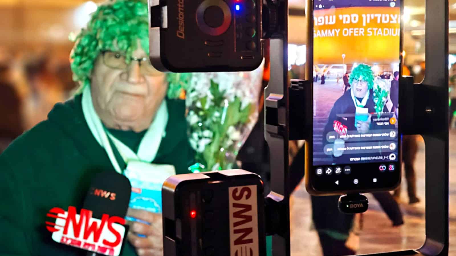 האוהד #1 של מכבי חיפה, וסילי, עם הברכות והשוטרים באצטדיון 'סמי עופר חיפה' | צילום: חדשות NWS » חדשות NWS