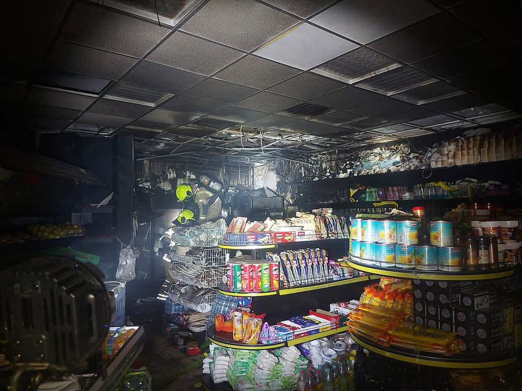לילה ובוקר עמוסים ללוחמי האש בקריות: שתי שריפות במפעל ובמרכז מסחרי הסתיימו ללא נפגעים » חדשות NWS