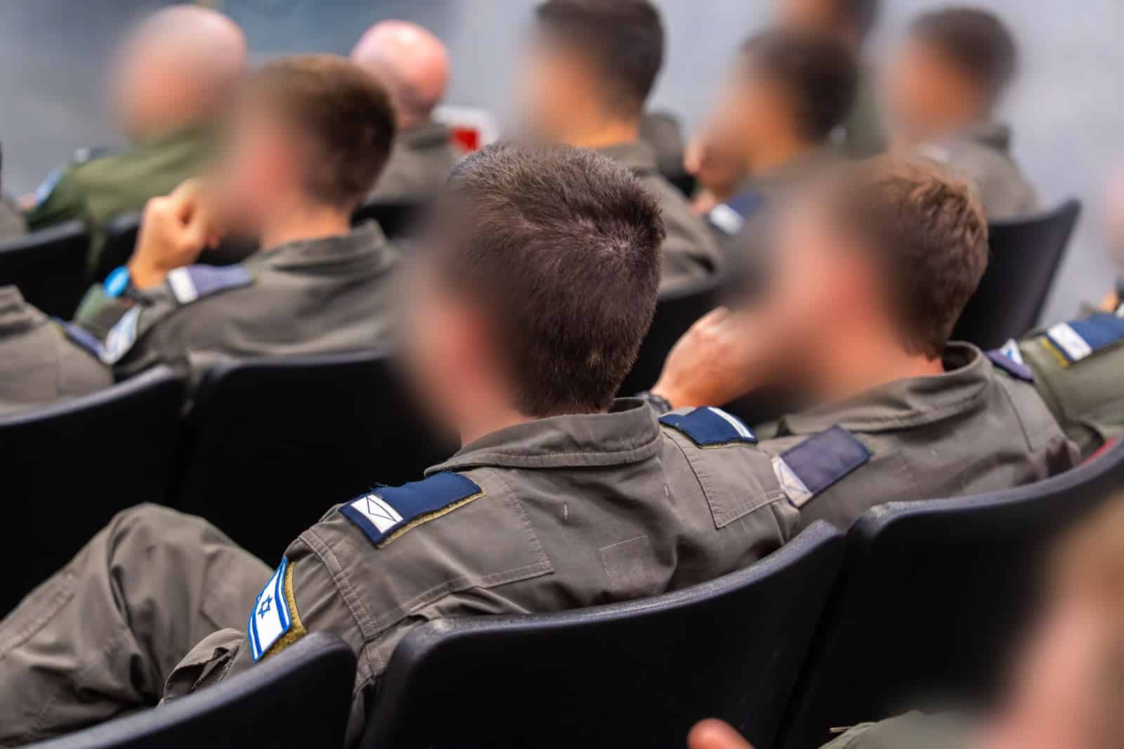 לאחר שלוש שנות הכשרה תוך כדי המלחמה: בוגרי קורס טיס מספר 192 נערכים לקבל את כנפי הטיסה | צפו 1 d2c08a2d 75e1 407e 8a27 09358f5055bd