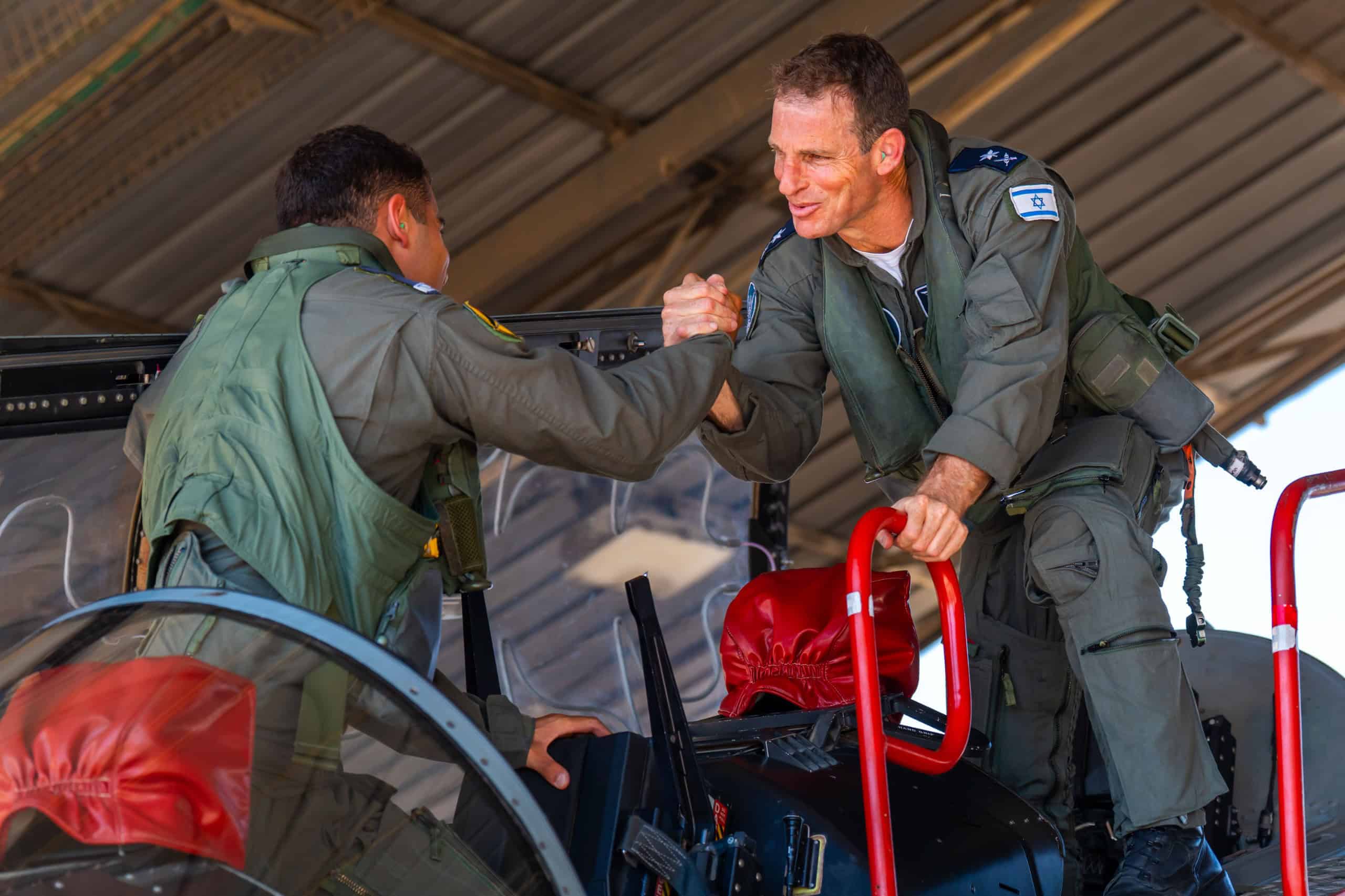 לאחר שלוש שנות הכשרה תוך כדי המלחמה: בוגרי קורס טיס מספר 192 נערכים לקבל את כנפי הטיסה | צפו 2 de62feb6 4b0a 408f a316 db7e191a9d0b