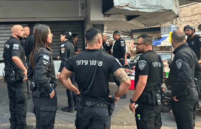 פרסום ראשון: מבצע אכיפה רחב בשכונת הדר ובשוק תלפיות בחיפה, מפקד מרחב כרמל מוביל את הפעילות בשטח 3 צילום מסך 2026 07 30 203001