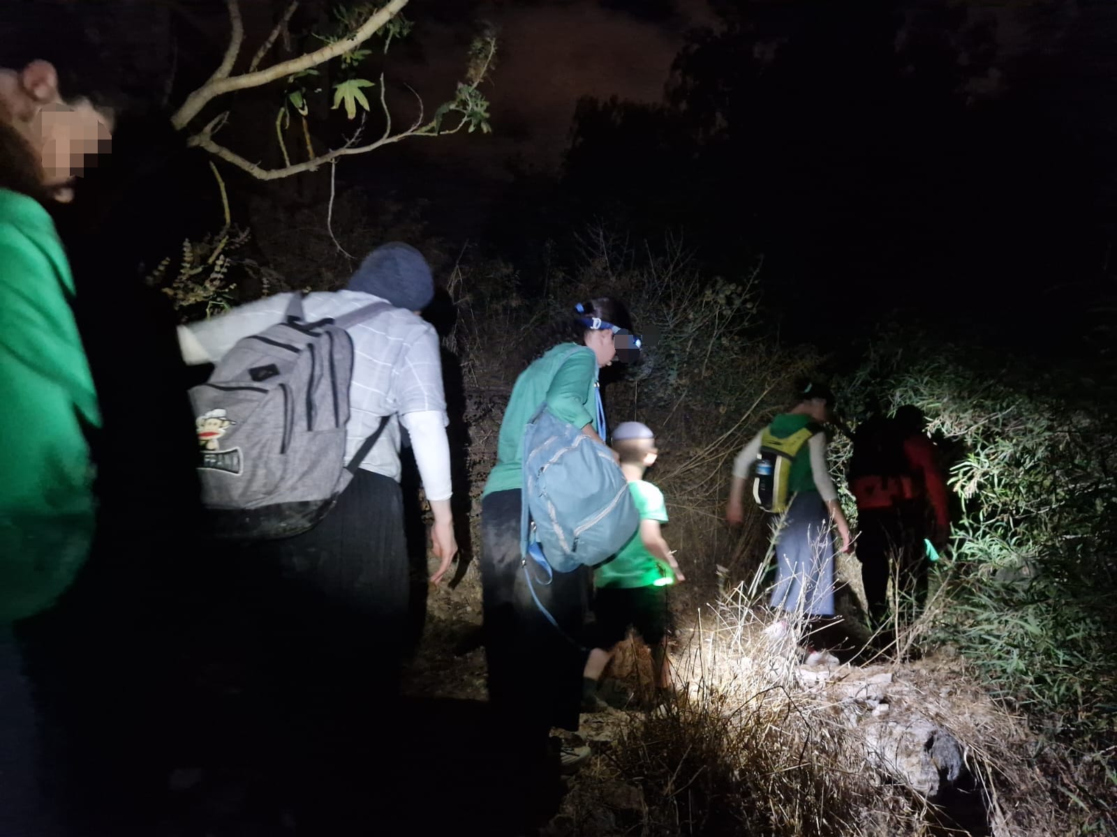 חולצו בשלום: תשעה בני משפחה, בהם פעוטות, הלכו לאיבוד בנחל לוטם בחיפה » חדשות NWS