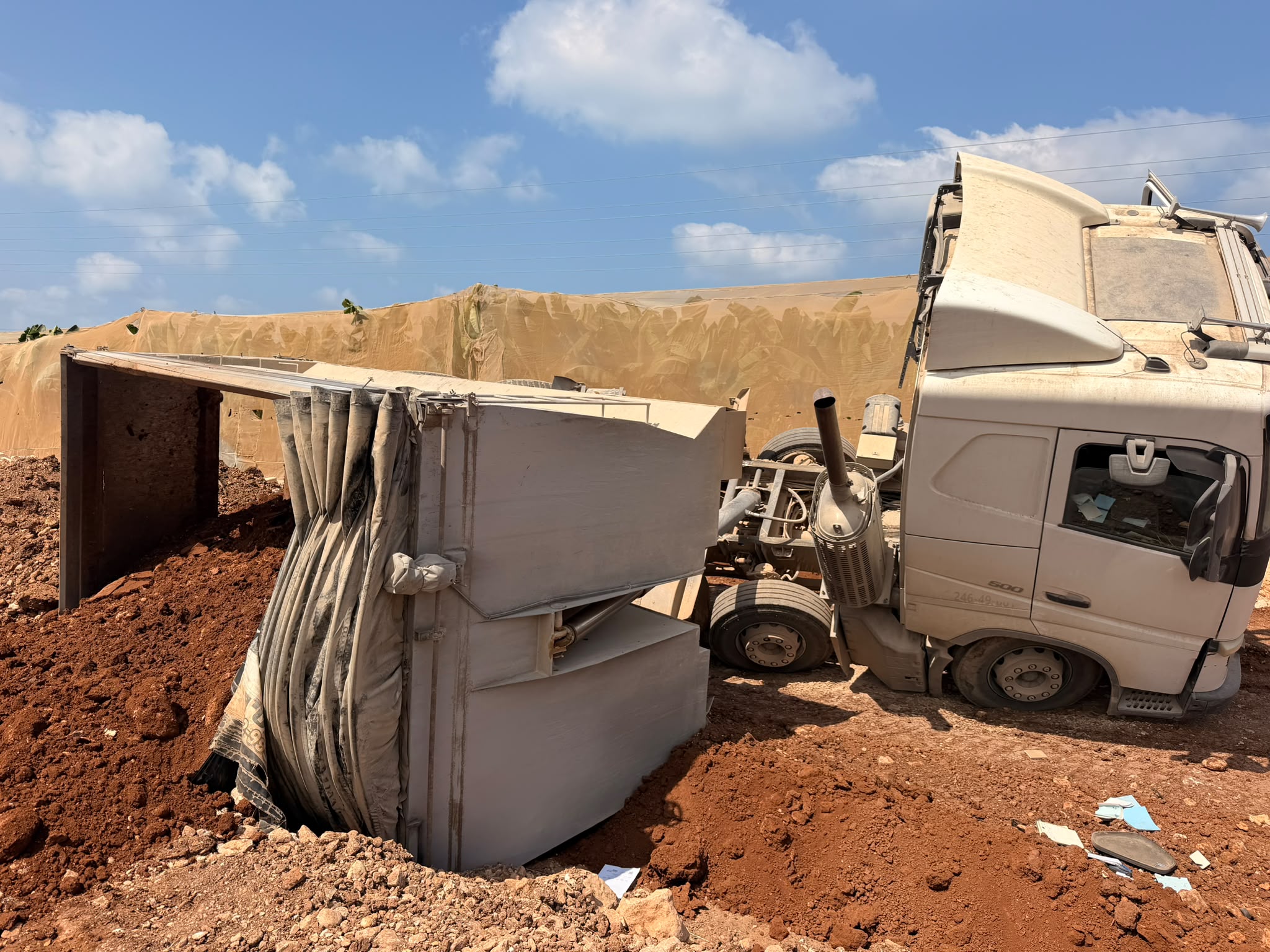 מגדים: לכוד חולץ במצב קל ממשאית שהתהפכה 1 WhatsApp Image 2026 08 13 at 11.07.35