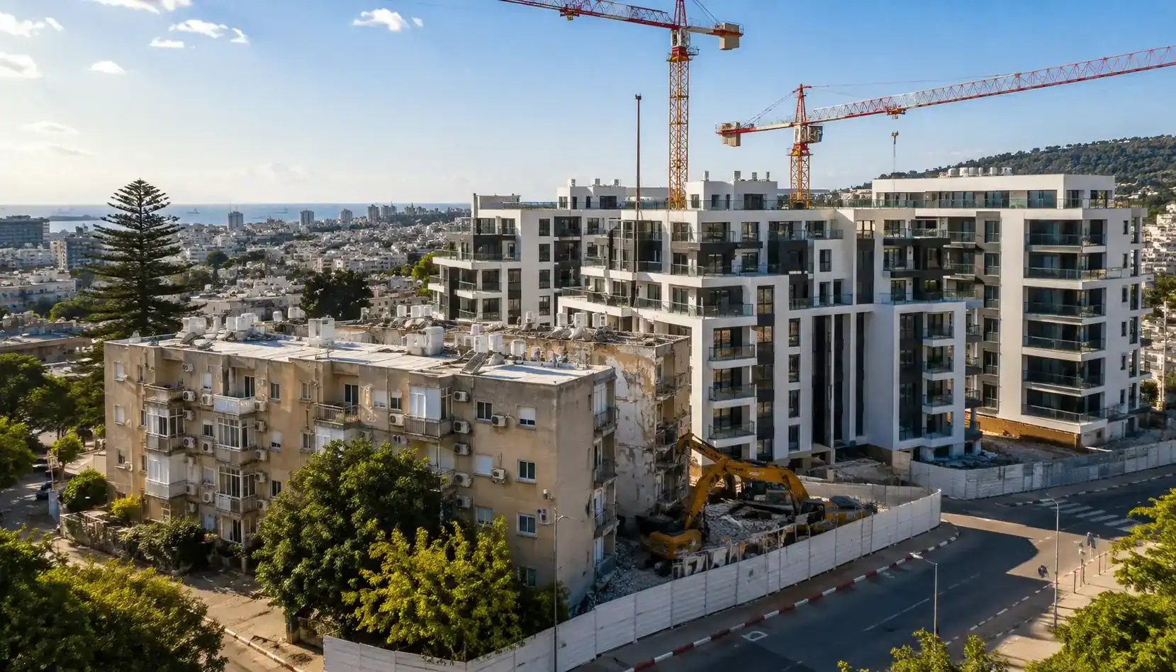 התחדשות עירונית בחיפה עם בניין ותיק לצד פרויקט מגורים חדש בבנייה