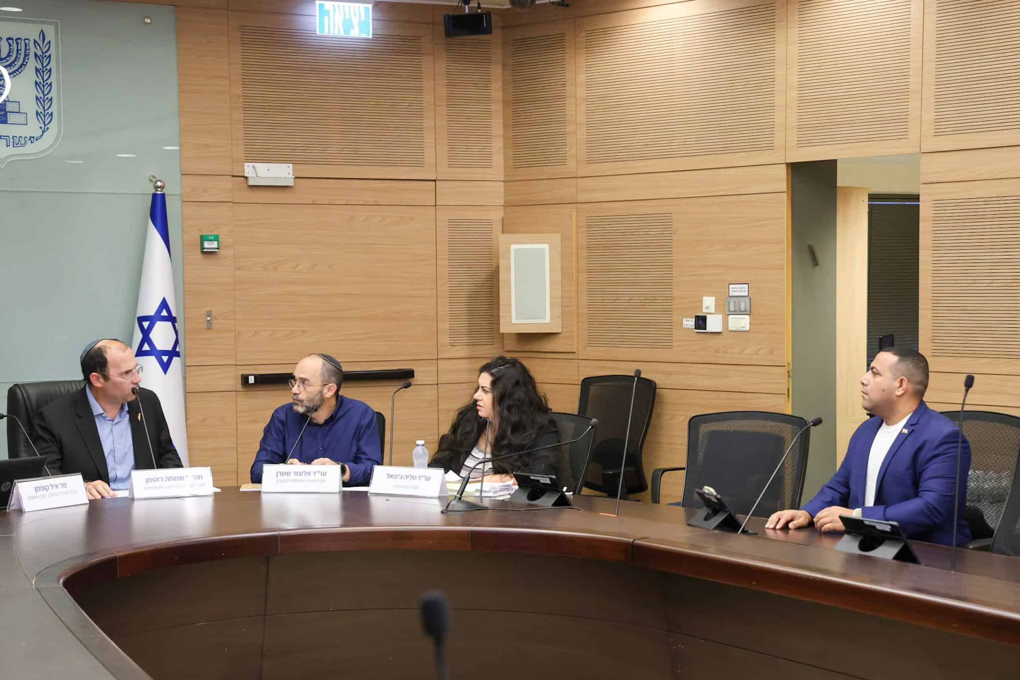 בשורה לבעלי העסקים: הגנה מתביעות ייצוגיות לעסקים עם מחזור של עד 9 מיליון שקל 2 D ST0330