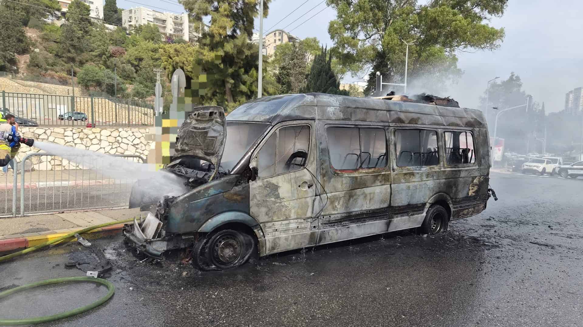 חיפה: מיניבוס נשרף כליל סמוך להיכל הספורט רוממה » חדשות NWS
