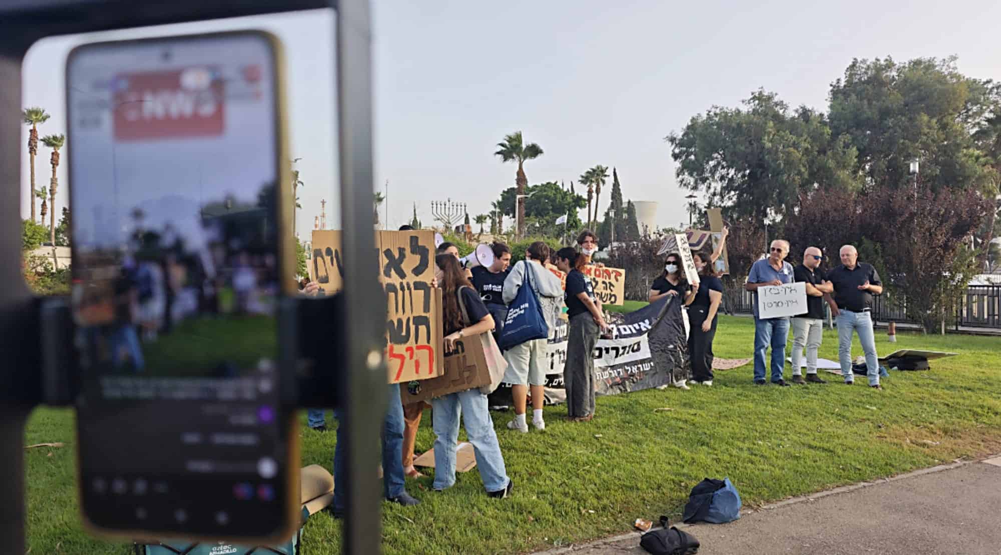 המחאה עולה מדרגה: הפגנה מול בתי הזיקוק חיפה ופנייה לרשות ניירות ערך 2 WhatsApp Image 2026 10 15 at 20.07.22 5